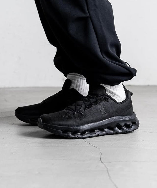 ON Cloudtilt trainers Full Black